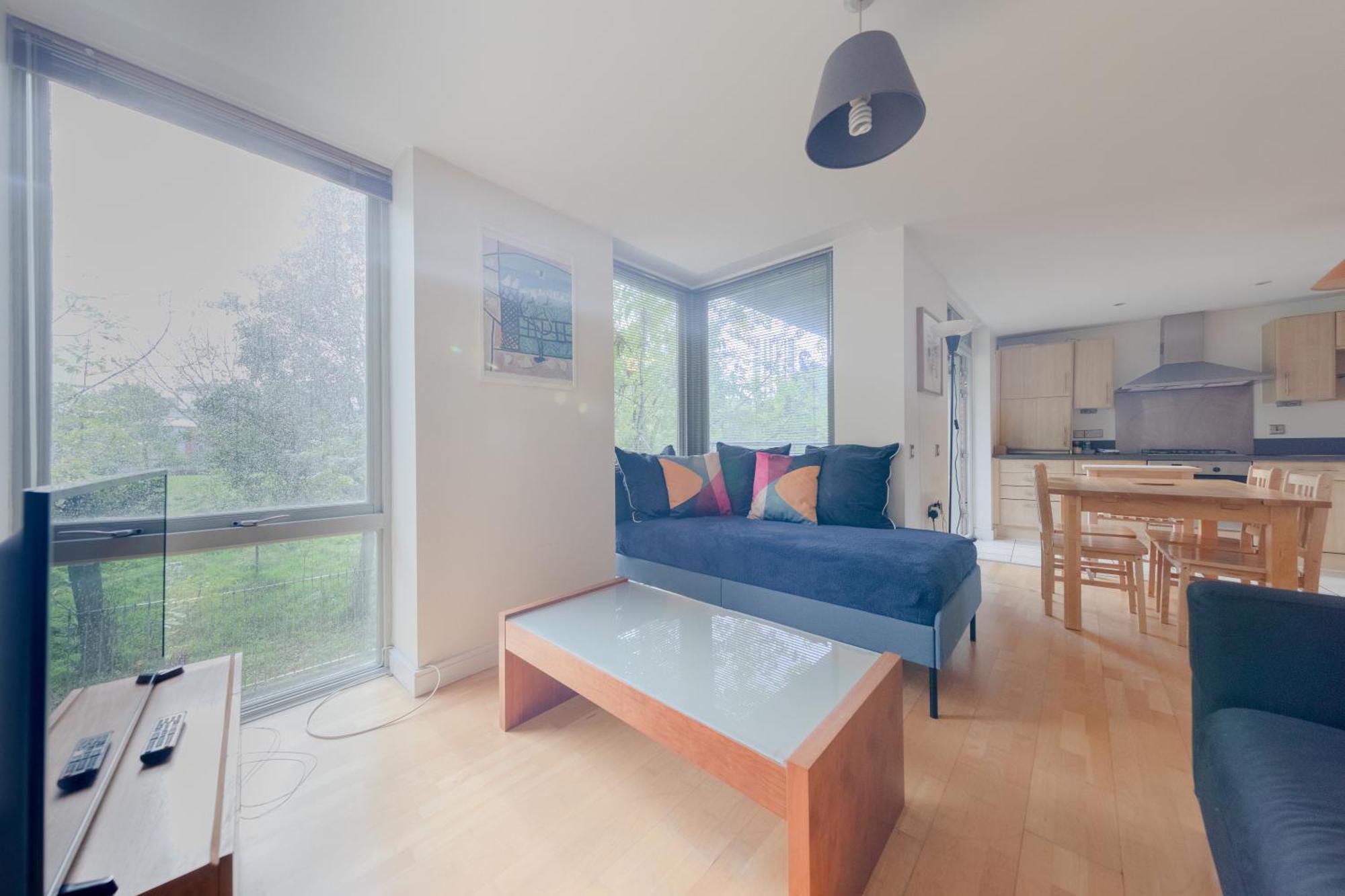 Spacious 2 Bedroom Near White Londres